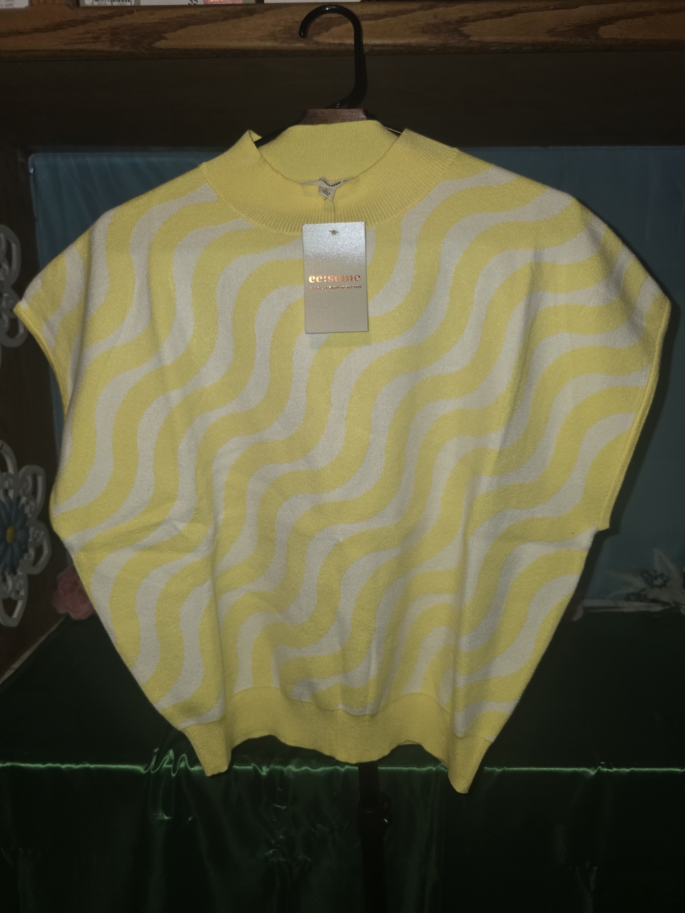 eesome Yellow & White Wave Knit Pullover